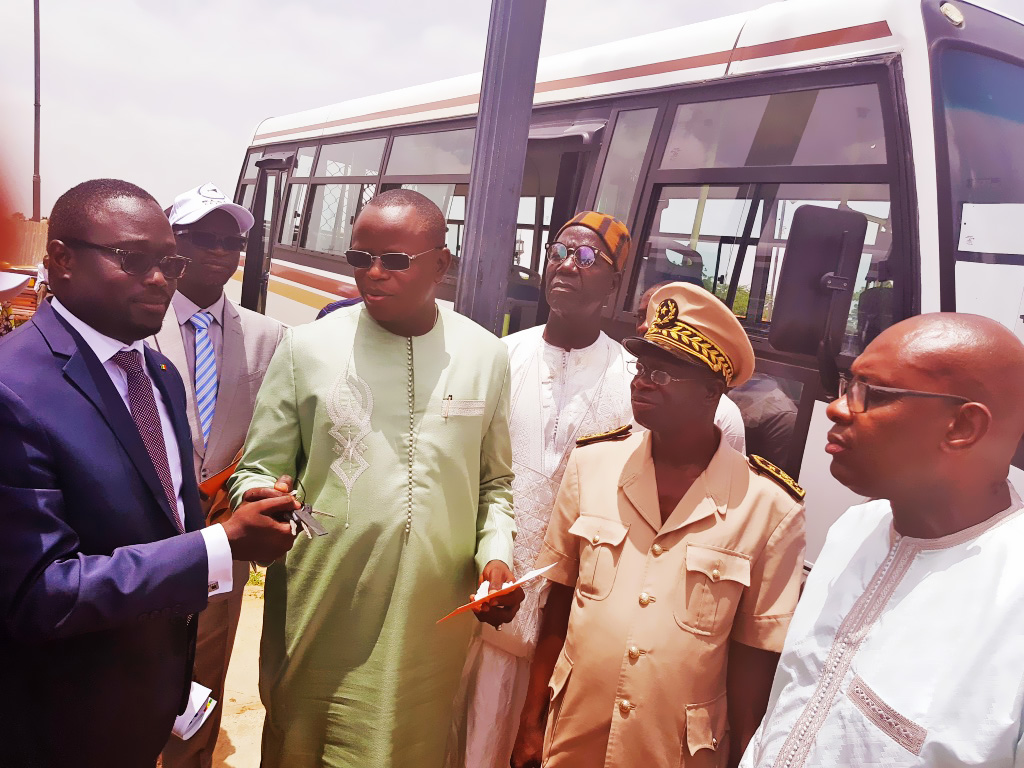 Remise des clés de mini bus tata neuf au maire de Fatick